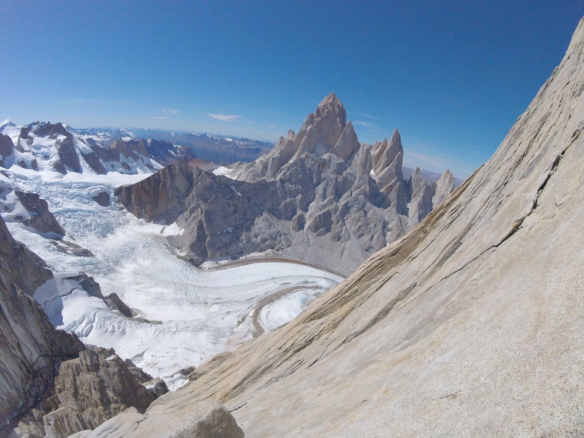 Ferrari bivak (1100 m) – Paso del Viento (1428 m) – Tunel-gleccser – 5. táborhely: Toro-tó (650 m)