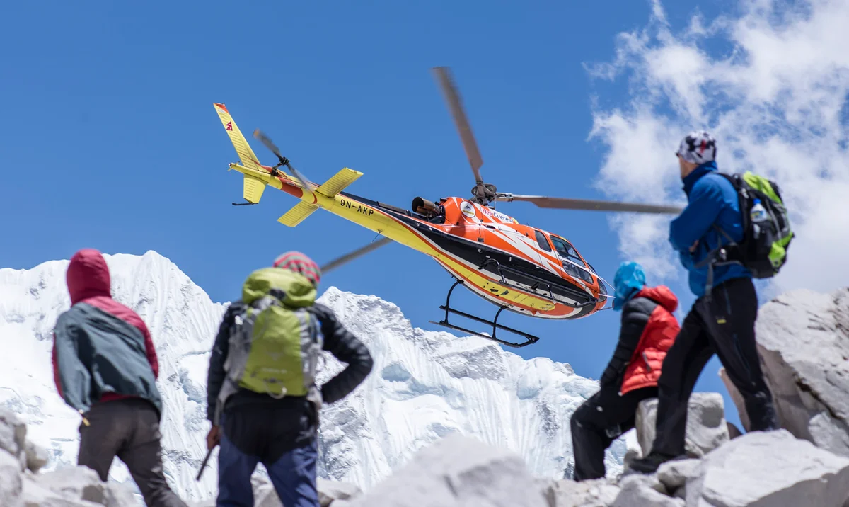 Lukla (2800 m) – Katmandu (1400 m)
