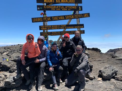 Megmásztam a Kilimandzsárót! – 5. nap: Barafu tábor (4680 m) – Stella Point (5752 m) – Uhuru csúcs (5895 m) – Millenium tábor (3820 m) 