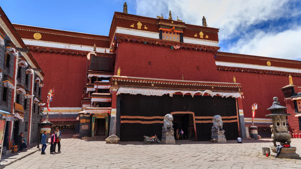 Gyance (3950m) – Sigace (3850 m) – Tasilhünpo kolostor – Szákja (4320 m)