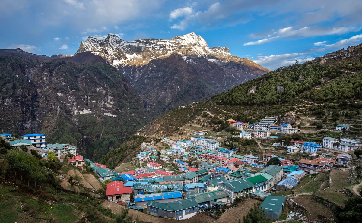 Namche Bazaar (3440 m) – Sagarmatha Nemzeti Park látogatóközpont – Kumjung (3800 m)